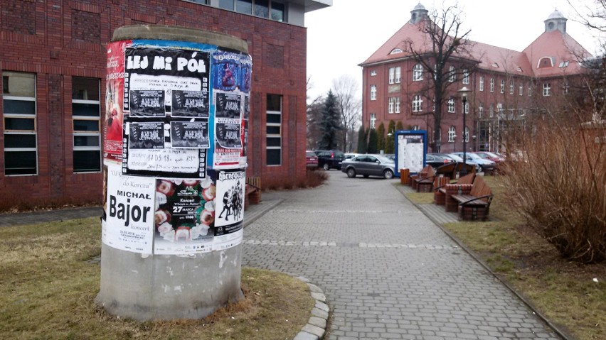 Na ulice Rybnika betonowe słupy. Rybnik wymienia gabloty...