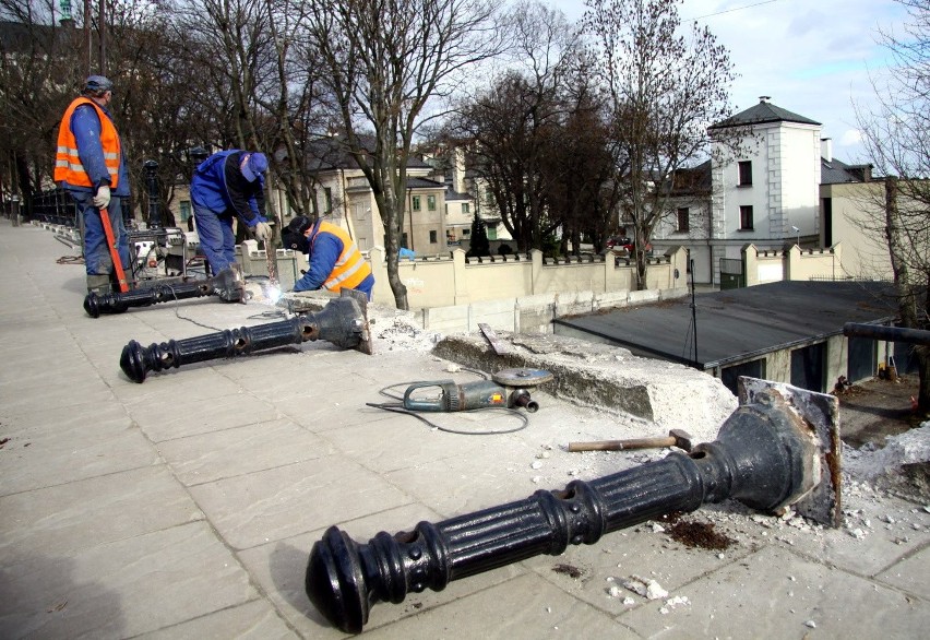 Ul. Wyszyńskiego. Wymiana barierek od strony ul....