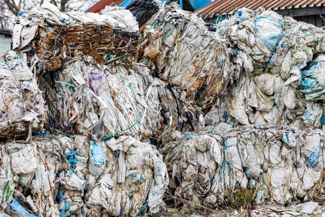5 700 osób podpisało petycję, którą 21 października złożono w Urzędzie Miejskim w Jarocinie. Jej inicjatorzy sprzeciwiają się rozszerzaniu obszaru, na którym mogłyby być składowane i przetwarzane odpady w Jarocinie oraz budowie spalarni odpadów w Golinie.