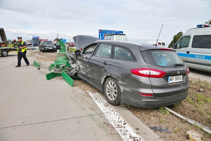 Karambol na A4 przy węźle Bielany. Potężne utrudnienia po zderzeniu ciężarówki i 3 aut osobowych