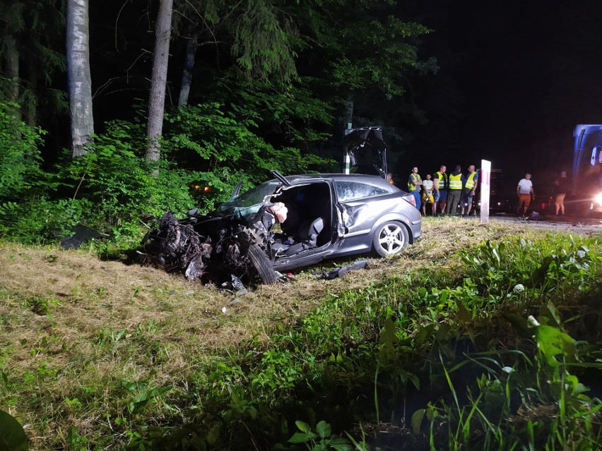 Przewalanka. Wypadek na DK8. Strażacy wycinali rannego...