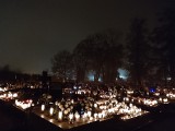 Niezwykłe nocne zdjęcia cmentarza w Belsku Dużym. Zobacz jak prezentuje się nekropolia pod osłoną nocy 