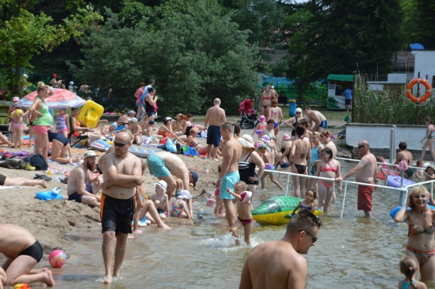 Wrocławianie wypoczywają na darmowym kąpielisku przy ul....