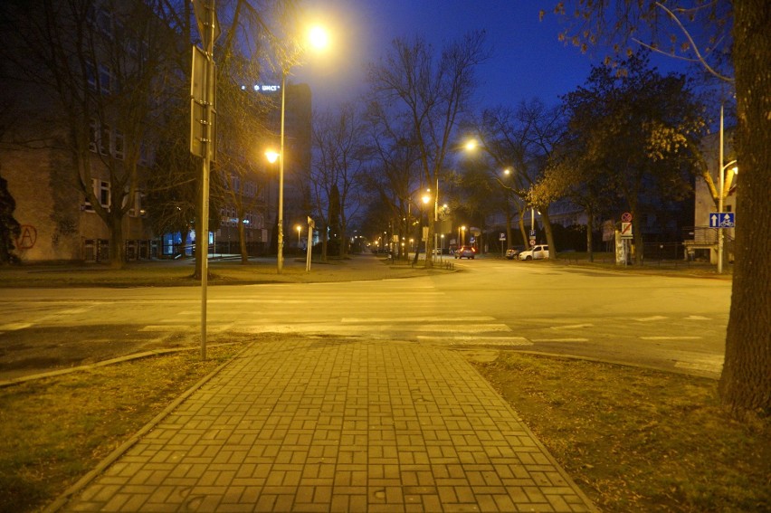 Lublin w Sylwestra prawie opustoszał. Nieliczni wybrali się na ostatni w tym roku spacer. Zobacz zdjęcia