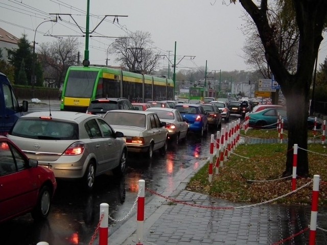 Wybierając się na cmentarz samochodem trzeba uzbroić się w cierpliwość.