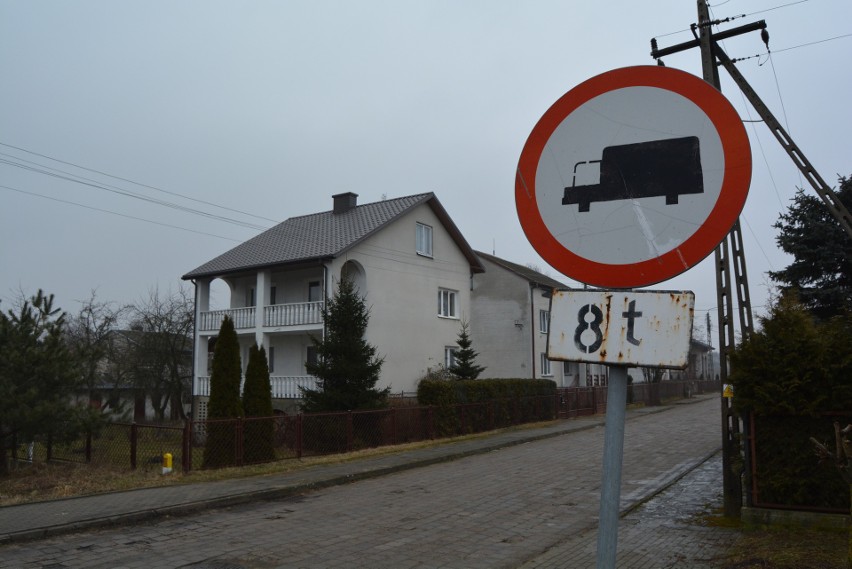 Czerwin. Ktoś celowo usunął tablice znaków ze słupów? Tak podejrzewa nasz Czytelnik