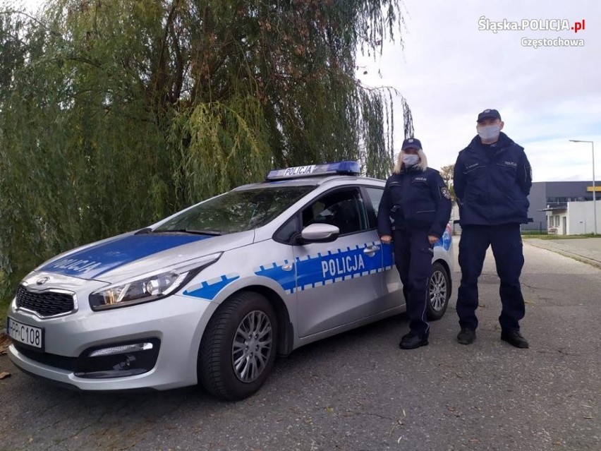 Dwójka dzieci w palącym się aucie. Pomógł patrol policji...