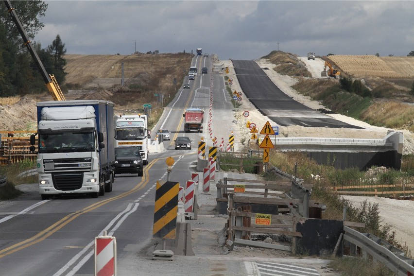 Przebieg drogi S7 pomiędzy Szczepanowicami a Bukowską Wolą został przygotowany w ośmiu wariantach