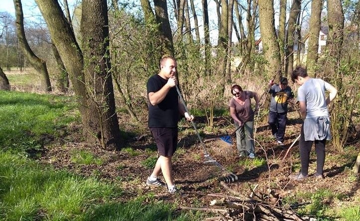 Modlnica. Wielkie sprzątanie wioski. Mieszkańcy oczyścili park i posadzili kwiaty