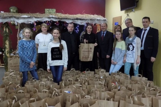 Akcja "Tytka Charytatywna" polega na wypełnieniu papierowej torby produktami, które trafią do ubogich i potrzebujących. Do tytki możemy włożyć artykuły spożywcze o długim terminie przydatności (cukier, konserwy, ryż, makaron, kawę, herbatę itp.) oraz chemię gospodarczą (proszek do prania, płyn do mycia naczyń itp.).