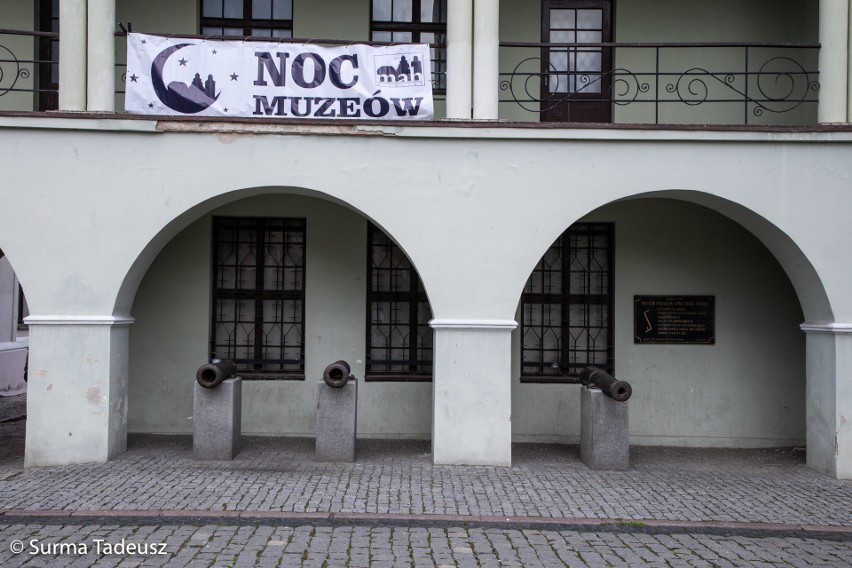 Noc Muzeów 2021 w Stargardzie. Gorąca atmosfera i wielu odwiedzających Muzeum na Rynku Staromiejskim i w Bastei. ZDJĘCIA, WIDEO