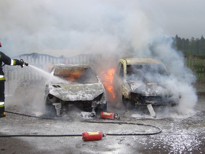W Żorach - Rogoźnej spłonęły doszczętnie dwa auta [ZDJĘCIA]