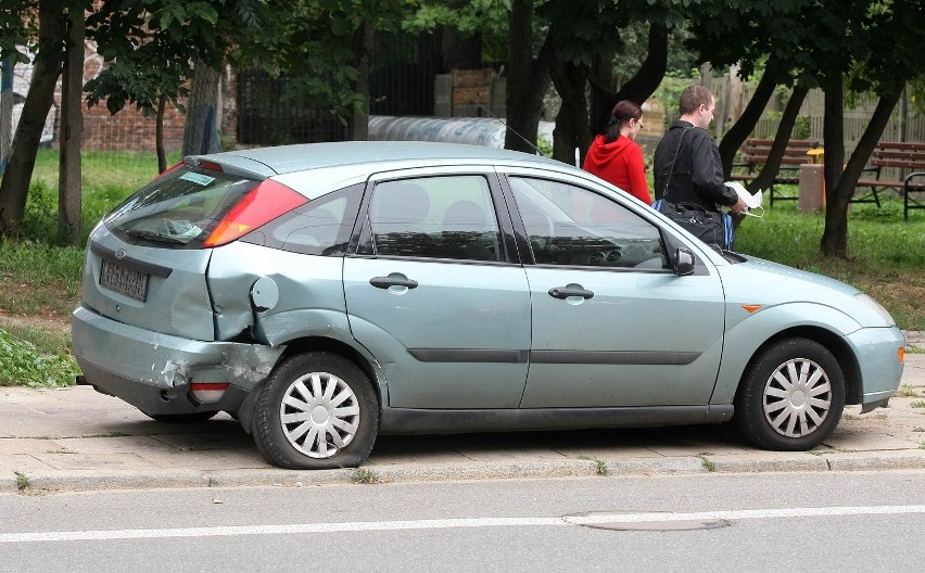 Wypadek na Kilińskiego. Dwie osoby zostały ranne [ZDJĘCIA]