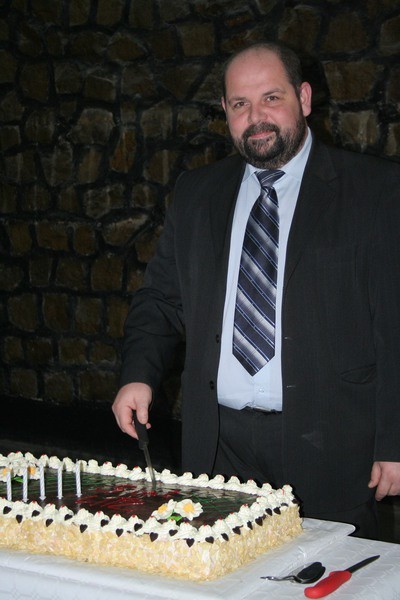 Dariusz Jach, który od roku jest kierownikiem Warsztatów, przy jubileuszowym torcie