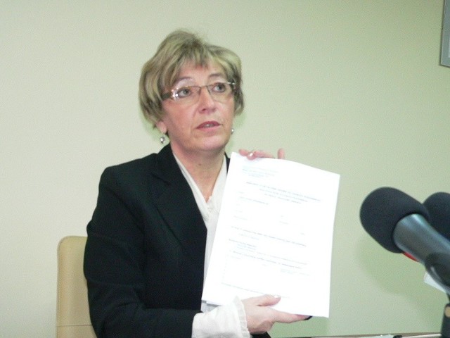 Halina Janiszek, dyrektorka radomskiego MOPS wyjaśniała na wczorajszej konferencji prasowej przez ile formalności trzeba przebrnąć, aby rozpatrzyć wniosek o przyznanie zasiłku rodzinnego.