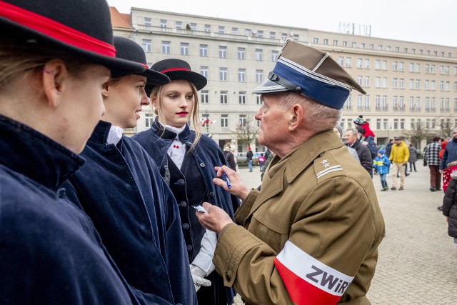 - Gdy mówimy o przodkach, nie możemy zapomnieć o kimś, kto bohatersko wspierał odzyskanie niepodległości. To kobiety, które bez strachu ubierały mundury wojskowe i policyjne - mówiła podczas poznańskich obchodów Narodowego Święta Niepodległości wicewojewoda wielkopolski Aneta Niestrawska.