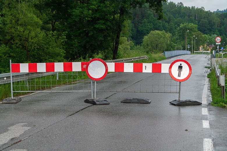 Na razie na moście stoi szlaban, zaś przeprawy pilnuje...