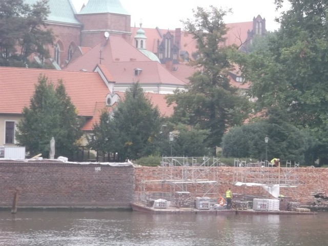 Wrocław: Barki transportują ciężki sprzęt na budowę Wrocławskiego Węzła Wodnego (ZDJĘCIA)