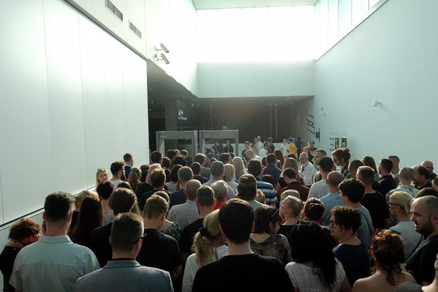 Dekada Śląskiego Hip-Hopu w Muzeum Śląskim. Tłum fanów ustawił się w kolejce. Trzeba było wpuszczać zwiedzających na raty