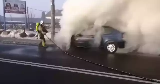 Zwierki. Pożar samochodu na drodze. Spłonęło BMW