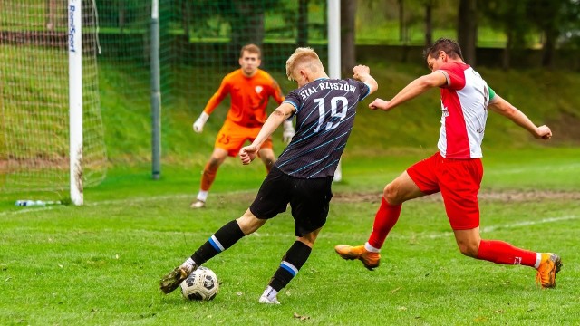 Stal II Rzeszów zmierzy się z Sokołem Kamień w Boguchwale, a Cosmos czeka ciężki wyjazd do Pilzna.