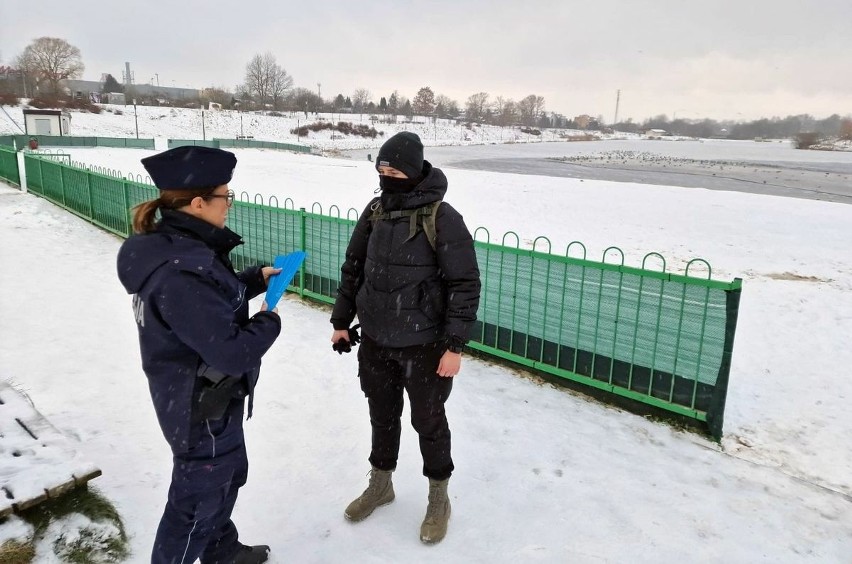Policjanci przestrzegają - uważajcie podczas zimowych zabaw