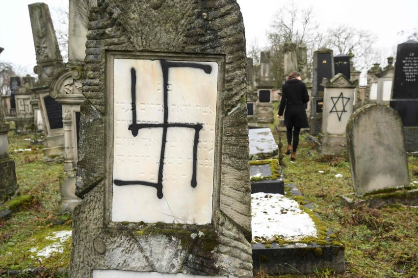 Swastyki na żydowskim cmentarzu we Francji ZDJĘCIA Wandale zniszczyli 37 grobów i pomników ofiar holocaustu