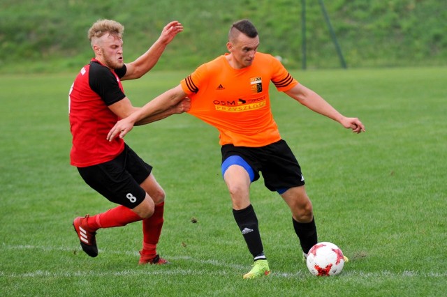 Patryk Wojtasik (z prawej) i Paweł Sarnowski (z lewej) zdobywali bramki podczas meczu z Namysłowie. Tyle że ten drugi zaliczył trafienie samobójcze.