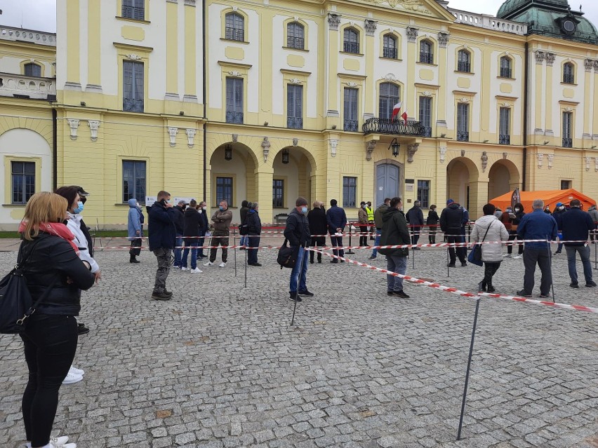 Białystok. Pierwsze szczepienia przed Pałacem Branickich....