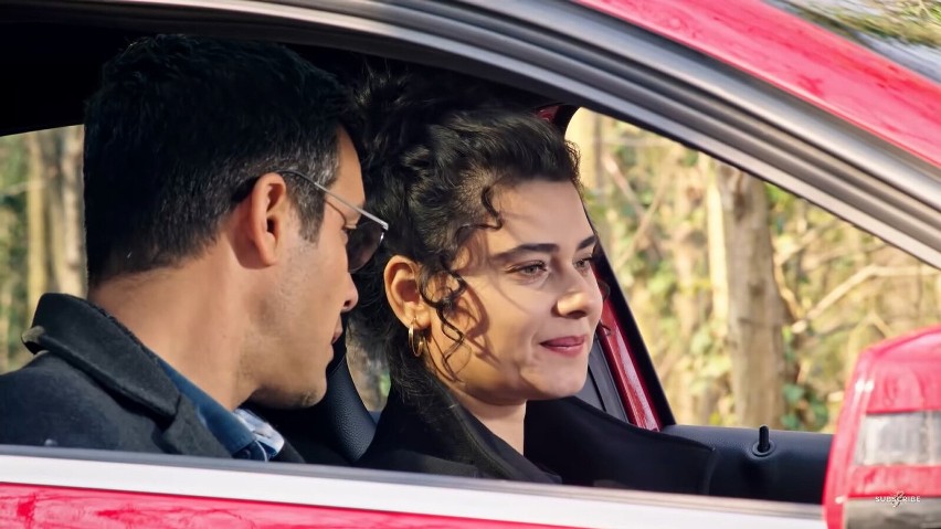 Na leśnej drodze Kemal uczy Narin prowadzić samochód....