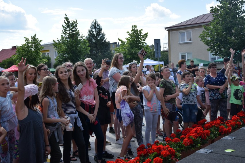 Gorlice. Tysiące ludzi na festynie w parafii św. Jadwigi. Na scenie występy młodzieży, gwiazd disco, wokół wesołe miasteczko i stoiska