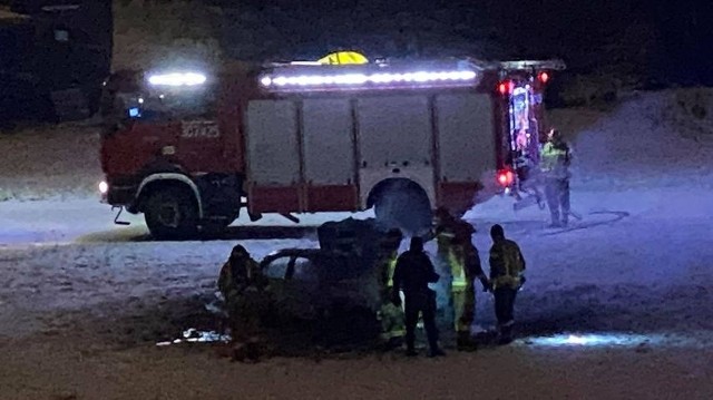 Pożar samochodu w okolicach mostu Rocha w Poznaniu. Kolejne zdjęcie-->