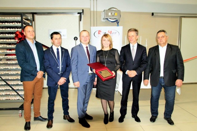 W uroczystym otwarciu zakładu wzięły udział władze gminy - pierwszy z prawej Adam Mysiara, przewodniczący Rady Miejskiej w Sędziszowie, drugi z prawej - Wacław Szarek, burmistrz Sędziszowa.