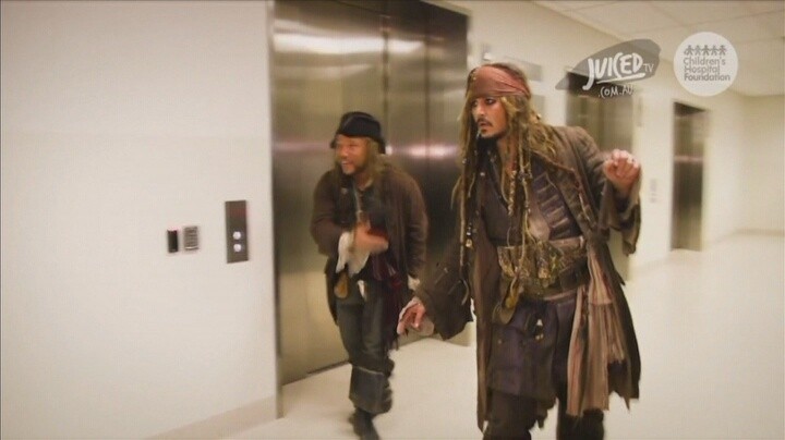 Johnny Depp odwiedził dzieci w szpitalu. Przebrany za Jacka Sparrowa [WIDEO]