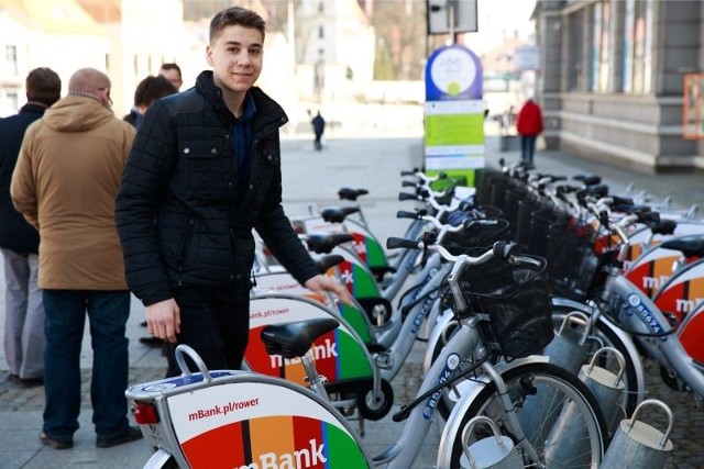 Rowery miejskie to świetne rozwiązanie. Jeździ się nimi łatwo, przyjemnie i wygodnie - mówi Rafał Królewski, uczeń VIII LO w Białymstoku. Wczoraj wypożyczył BiKeRa zaraz po oficjalnym rozpoczęciu drugiego sezonu rowerowego. Spragnionych miejskich jednośladów było więcej. Sto wypożyczeń zanotowano w ciągu godziny i 20 minut. W ubiegłym sezonie było blisko 350 tys. wypożyczeń.