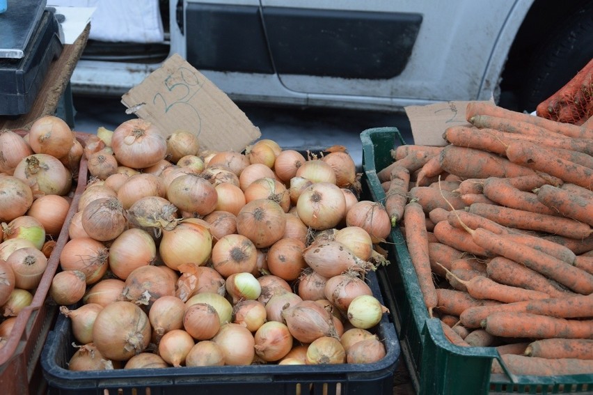 Piątkowy targ w Stalowej Woli przy śnieżnej pogodzie. Nadal duży wybór warzyw i owoców. Zobacz zdjęcia