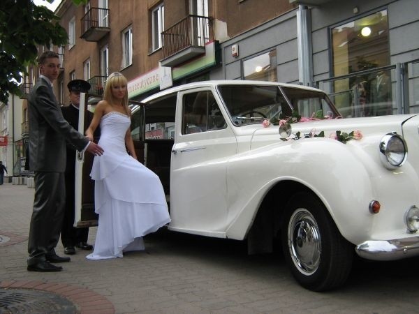 zabytkowa angielska limuzyna Vanden Plas Princess udekorowana przez Kwiaciarnię Beethowen na pokazie ślubnym Mon Cheri Butik