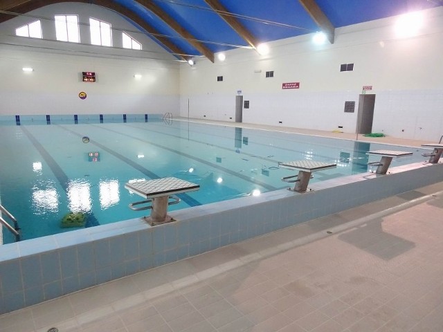 Pracownicy Szkoły Podstawowej Nr 1 w Chełmnie, osoby chodzące na wydarzenia sportowe w tej szkole, widzą - jak to nazywają - niedoróbki po remontach na basenie.