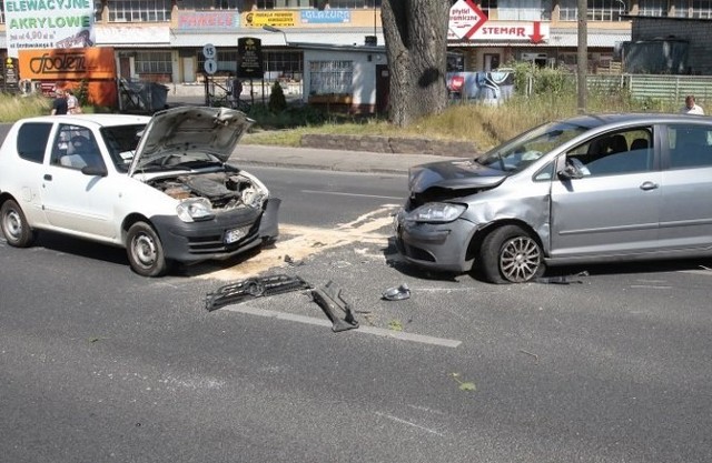 Karambol: zderzenie 7 aut na ul. Derdowskiego i potrącenie rowerzysty na Przestrzennej. Policja apeluje o ostrożną jazdę.