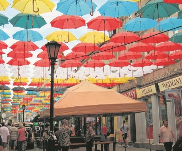 Wiszące parasolki nad ul. Grunwaldzką to  już symbol dni miasta