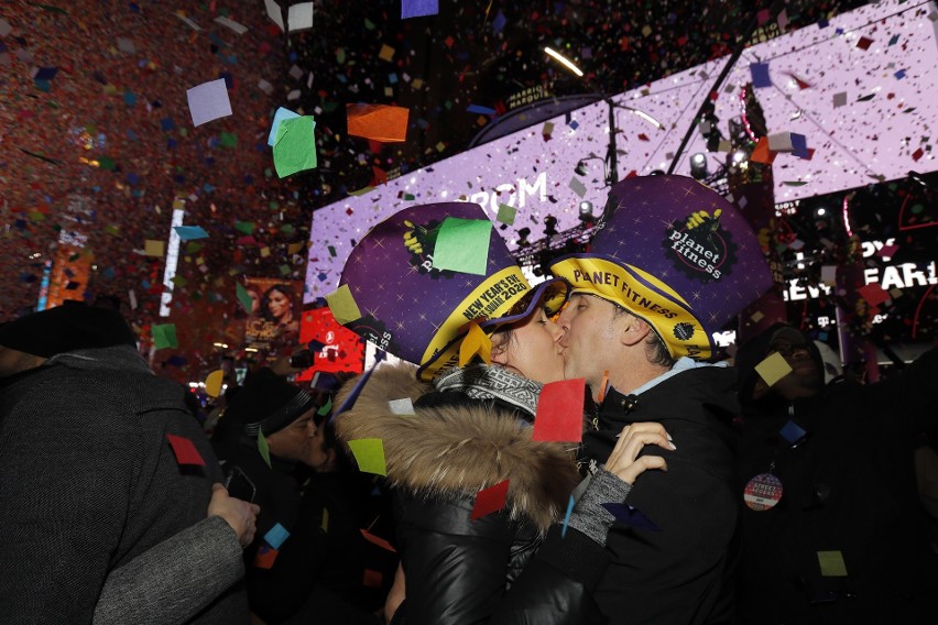 Na Times Square w Nowym Jorku ludzie z całego świata bawili...