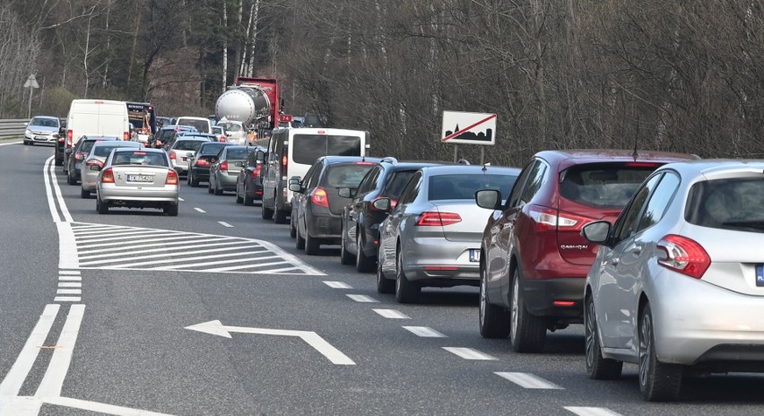 Giełda w Miedzianej Górze przeżywała oblężenie! Ogromny korek na drodze. Zobaczcie na zdjęciach, co się działo w niedzielę, 24 kwietnie