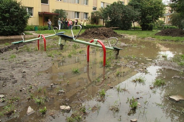 Tak wygląda plac zabaw, pomiędzy blokami numer 23 i 25 przy ulicy Dalekiej w Kielcach.