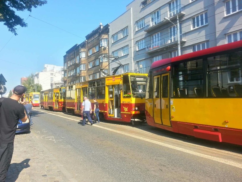 Awaria tramwajowa na Piotrkowskiej w Łodzi. Zepsuł się tramwaj, który awaryjnie zjeżdżał do zajezdni [ZDJĘCIA]