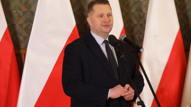 Przemysław Czarnek jest krytykowany za program dotacji dla organizacji pozarządowych. Szef jego gabinetu odpiera zarzuty opozycji