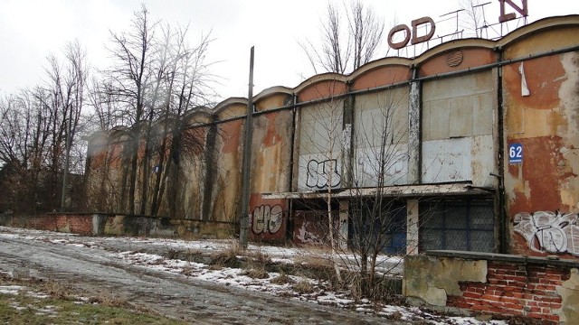 Dawne kino "Odeon&#8221;, to symbol upadku dzielnicy. Nadal w tej części miasta nie ma tu żadnej placówki kultury.