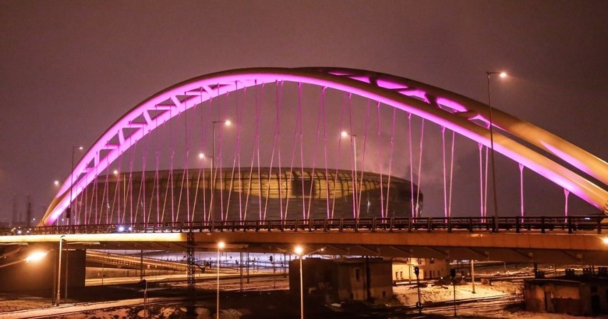 Gdańsk podświetlony na różowo w ramach akcji Pink Lips...