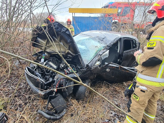 Seat uderzył w betonowy przepust, poważnie ranny został 18-letni kierowca.