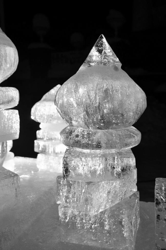 Krynica-Zdrój. Rzeźby wykute w bryłach lodu atrakcją uzdrowiska