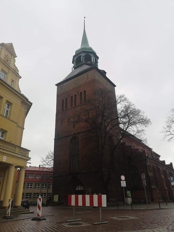 Wygięła się iglica na kościele pw. NNMP w Białogardzie
